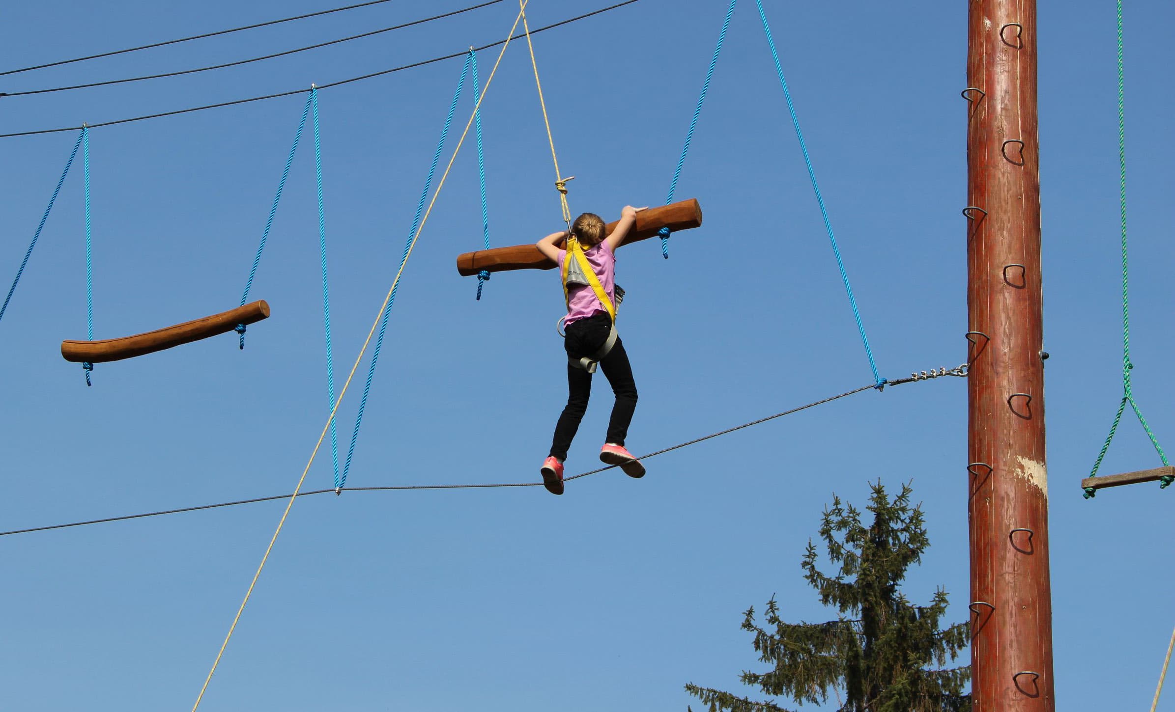 Lanový park – lanové překážky ve výšce